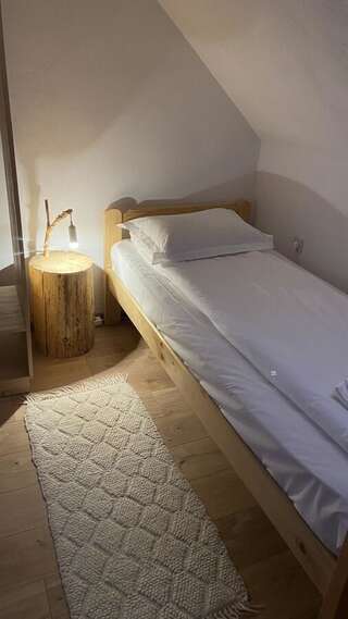 Отели типа «постель и завтрак» Famíves vendégház Racu Двухместный номер с 2 отдельными кроватями и душем-1