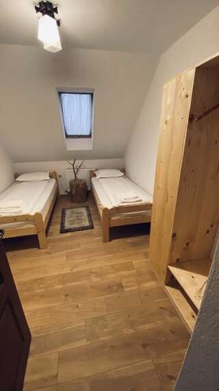 Отели типа «постель и завтрак» Famíves vendégház Racu Двухместный номер с 2 отдельными кроватями и общей ванной комнатой-1