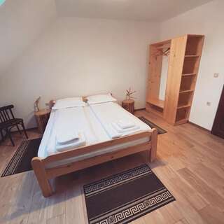 Отели типа «постель и завтрак» Famíves vendégház Racu Двухместный номер с 1 кроватью и собственной ванной комнатой-1