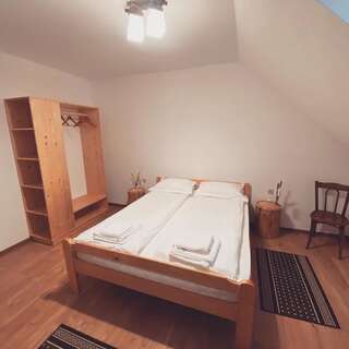 Отели типа «постель и завтрак» Famíves vendégház Racu Большой двухместный номер с 1 кроватью-1